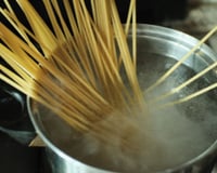 Para que serve colocar sal grosso no macarrão? TudoGostoso explica o truque usado pelos italianos