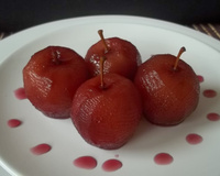 Maçãs em calda de vinho
