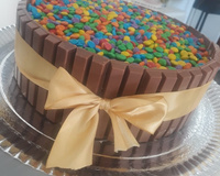 Bolo de aniversário com kit kat