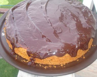 Bolo de cenoura com calda de chocolate