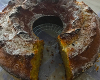Bolo de banana batido na mão