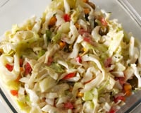 Salada de repolho com maionese e legumes no refratário