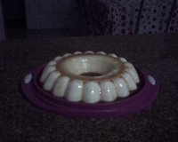 Flan de iogurte com calda de goiaba