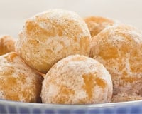 Tem dia que só um café quentinho e esse bolinho de chuva com banana deixam a vida mais gostosa