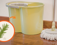 O truque com ramos de alecrim no balde de limpeza que perfuma a casa por horas