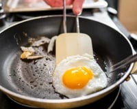Para que serve colocar vinagre na frigideira ao fritar ovos? TudoGostoso explica a finalidade e se realmente vale a pena usar o truque
