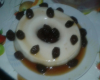 Manjar branco com calda de ameixas