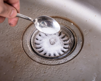 Como desentupir a pia da cozinha com sal: veja 3 maneiras diferentes