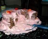 Bolo de chocolate com recheio de morango