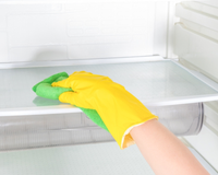 O truque simples para limpar a geladeira e deixá-la como nova usando apenas um ingrediente que você já tem em casa