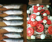 Sardinha ao forno com batata, cebola e tomate