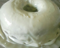 Bolo de iogurte com gelatina e cobertura de limão