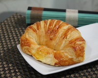 Croissant assado de máquina de pão