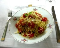 Espeguete com Tomates Cereja, Mussarela de Búfala e Manjericão