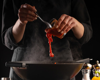 Chef revela o truque dos restaurantes para a comida ficar mais saborosa do que em casa: ingrediente de molho caseiro transforma qualquer prato