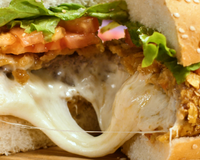 Hambúrguer de doritos com queijo 