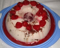 Gelado de morango com calda de morango