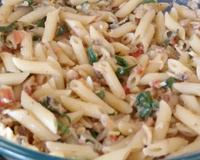 Salada de mini penne com sardinha e manjericão