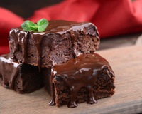 Brownie de cerveja preta com calda de cerveja: receita superdiferente