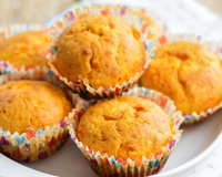 Bolinho de cenoura saudável que sempre faço para as crianças: adoço com passas brancas e uso cenoura cozida para uma textura perfeita e sabor intenso