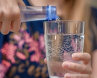 Água com gás faz mal aos dentes? Entenda o que os dentistas têm a dizer sobre os efeitos da bebida na saúde bucal