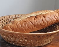 Por que o pão endurece tão rápido fora da geladeira? A ciência explica o que realmente acontece com a textura