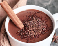 A única receita que me tira da cama em dia de chuva é esse chocolate quente com café muito cremoso e superfácil!