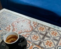 Mesa de centro de azulejos é muito fácil de fazer em casa, e o TudoGostoso te dá as dicas para facilitar ainda mais!