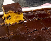 Bolo de cenoura com casquinha de chocolate que nem a minha mãe fazia quando eu era criança
