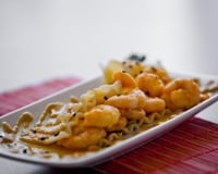 Porção de lasanha de camarão servida em prato