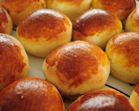 Pão de batata com recheio cremoso de frango: massa simples e fofinha, um lanche da tarde digno de lanchonete