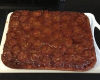 Bolo invertido de banana caramelada de liquidificador