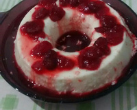 Manjar de coco com calda de morango