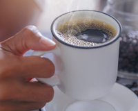 Não peça para o café vir bem quente: perigo escondido nas bebidas muito quentes (e no tamanho do seu gole) é revelado em novo estudo