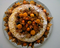 Bolo creme com pêssegos, cobertura de marshmallow e frutas