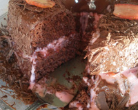 Bolo de chocolate com recheio de morango