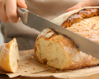 Poucos sabem, mas aprendi com a minha avó: esse hábito comum pode deixar o miolo do pão duro antes da hora