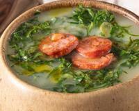Caldo verde com mandioca ou batata? Não importa, eu te ensino os dois jeitos para você fazer e arrasar em qualquer Festa Junina