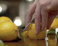 "Nenhum espremedor faz isso aqui": esse é o truque de um feirante para cortar o limão do jeito certo e aproveitar todo o suco