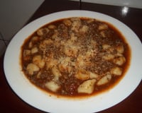 Nhoque de batata com molho de linguiça de churrasco