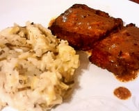 Filé mignon ao molho de mostarda com risoto de alho-poró