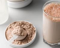 Marca famosa de whey protein é recolhida pela Anvisa após encontrar bactéria prejudicial à saúde: veja quais são os efeitos no organismo