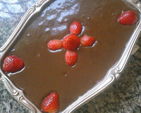 Bombom de morango na travessa