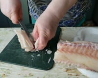 Ninguém quer casa fedendo no Natal: 3 truques incríveis para tirar o cheiro de bacalhau das mãos e da cozinha em segundos!