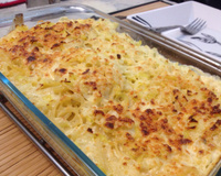 Macarrão ao molho branco com alho-poró e parmesão