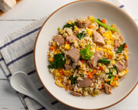 Arroz de atum rápido e econômico que salva o almoço com muito sabor e ingredientes simples que você tem em casa