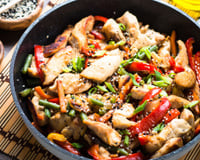 Frango salteado com legumes ao estilo chinês: uma receita fácil, suculenta e saborosa para qualquer dia