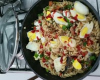 Macarrão parafuso ao molho de sardinha e ovos cozidos.