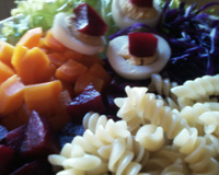 Salada de macarrão ao molho de iogurte e salsinha