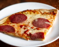 Chefs concordam: esse é o melhor jeito de reaquecer a pizza sem deixar a massa borrachuda